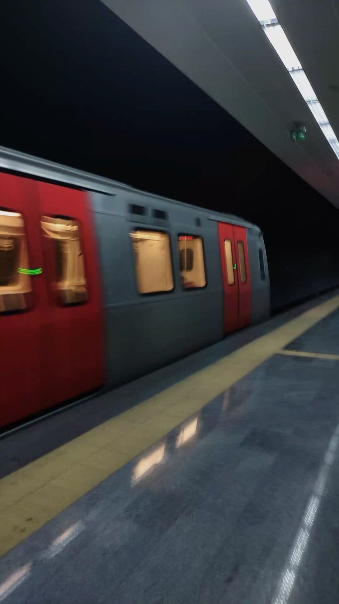 ermiseevvall's tweet photo. Metroyla pişticilik https://t.co/9E4wx43CSE