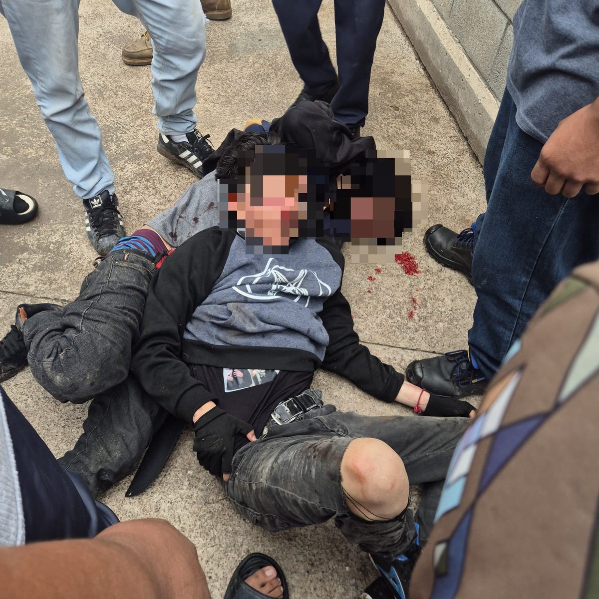 jagarzaramos's tweet photo. Los atacantes (en la foto ya detenidos) son hermanos, de edades alrededor de los 17 y 18 años.

Los vecinos de la escuela detuvieron a los atacantes para entregarlos a las autoridades. https://t.co/ablAgNaiwj
