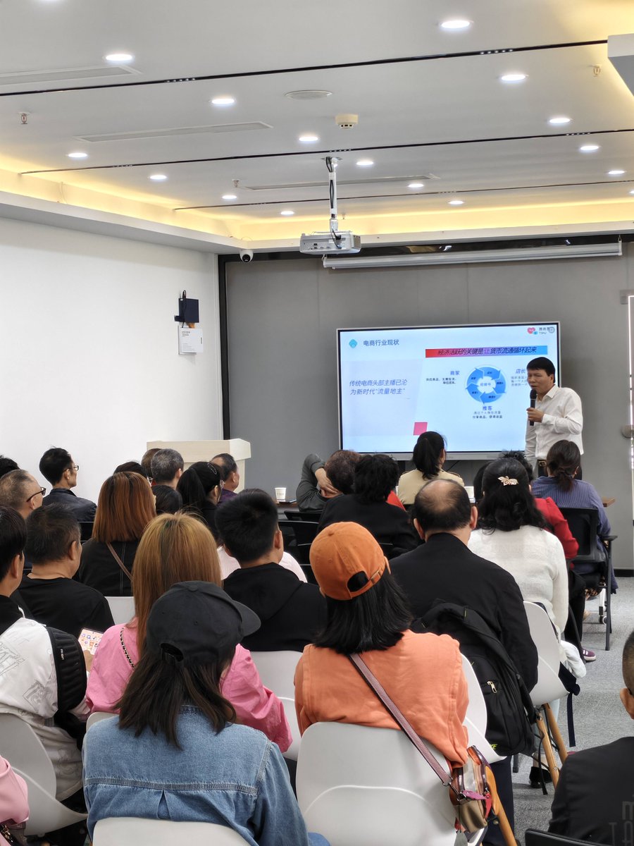 BrooksMaref4w's tweet photo. Hoy tuve el placer de dictar un taller práctico de marketing digital para pequeas empresas! Compartí consejos útiles y respondí todas sus dudas. Gracias por la participación entusiasta! https://t.co/8rB9F1VkDR