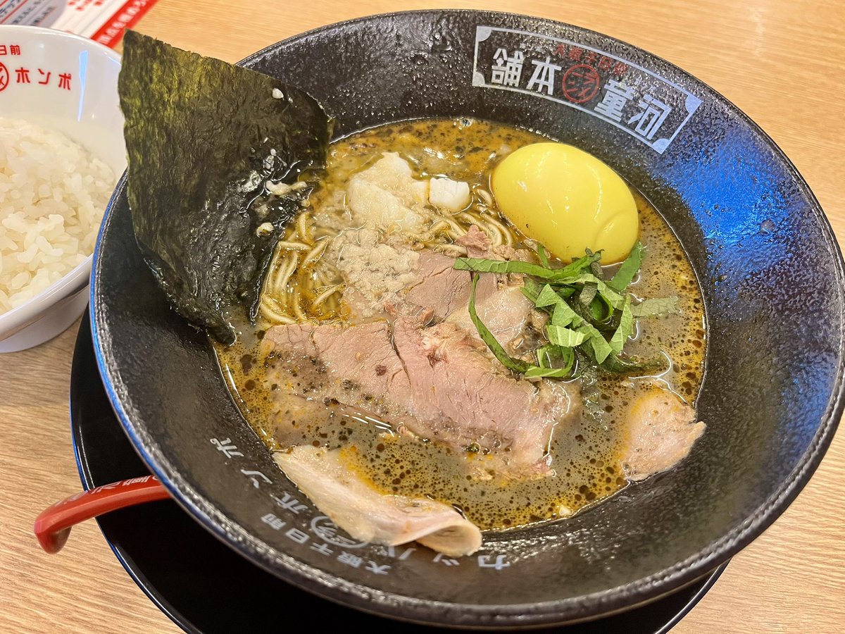 KOMAhappygiving's tweet photo. ワタシのイカスミデビューは河童の『月見ラーメン』。
「生臭かったらど〜しよう……」と心配で避けていたイカスミ、実際に食べてみると……、いや、ベースの豚骨スープの主張もあってよく分かりませんでしたw
少なくとも生臭みは無かったですネ！。

#河童ラーメン #ラーメン #月見ラーメン #麺食い #イカスミ
