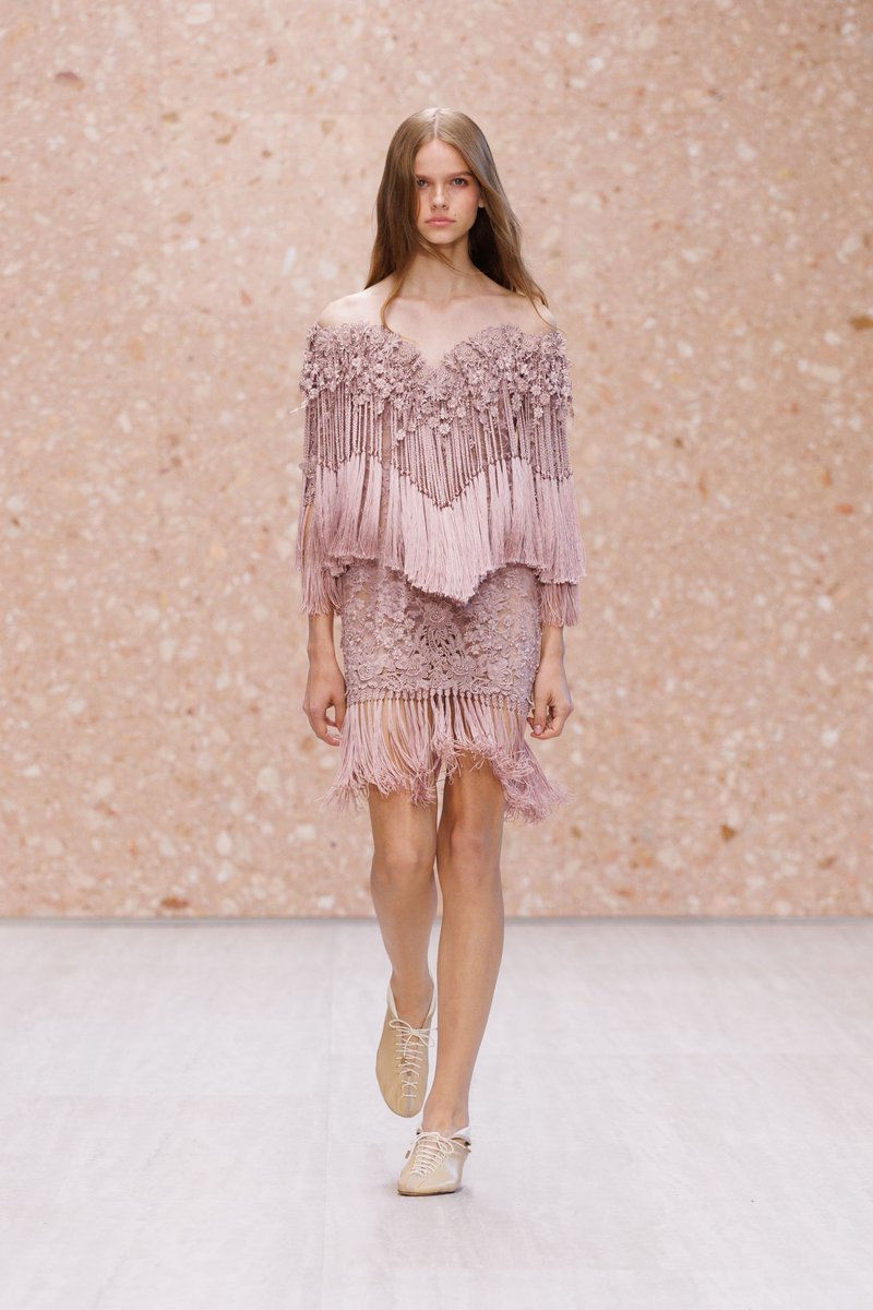itgirlbackup's tweet photo. Chloé ss27 https://t.co/0qKlxjJFCK