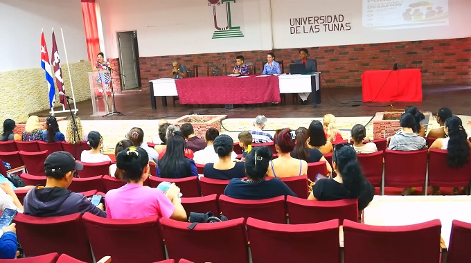 TunasTV1's tweet photo. Desarrolla Universidad de #LasTunas coloquio sobre Relaciones Públicas https://t.co/Nt5FRnnqlS 
@LorenzoOsbel @YelenysLasTunas @Ilia_Toirac_TV  @ULTCuba https://t.co/F4JTWQoZGe