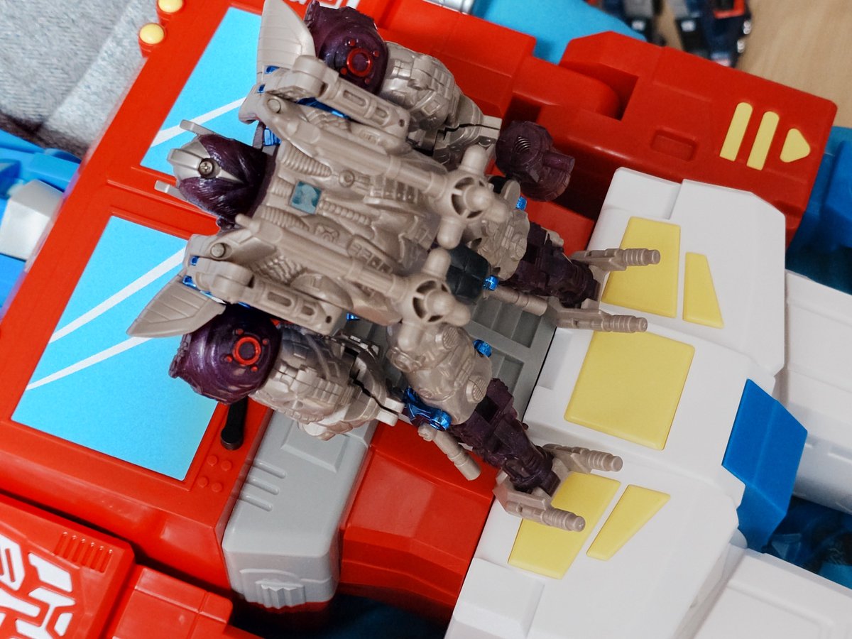 Alfes2010's tweet photo. ビースト世代にとっての G 1 コンボイとメタルスコンボイとは、こういう大きさの堆肥があるかなと。

ベストではないけど ベターな大きさ対比にはなってるかな？

#TFTOYの面白さを伝え隊
#トランスフォーマー 
#ビーストウォーズ https://t.co/UDOc4wdmQ2
