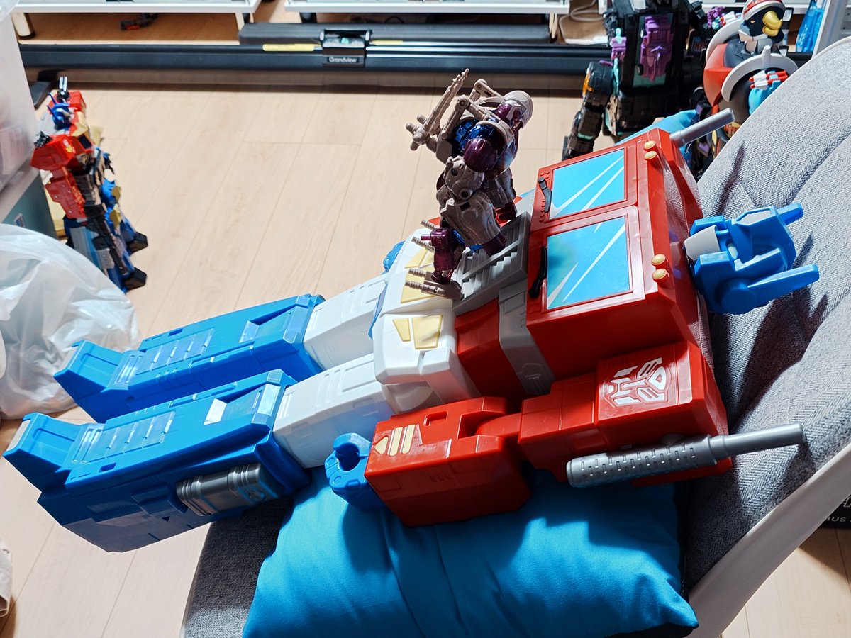 Alfes2010's tweet photo. ビースト世代にとっての G 1 コンボイとメタルスコンボイとは、こういう大きさの堆肥があるかなと。

ベストではないけど ベターな大きさ対比にはなってるかな？

#TFTOYの面白さを伝え隊
#トランスフォーマー 
#ビーストウォーズ https://t.co/UDOc4wdmQ2