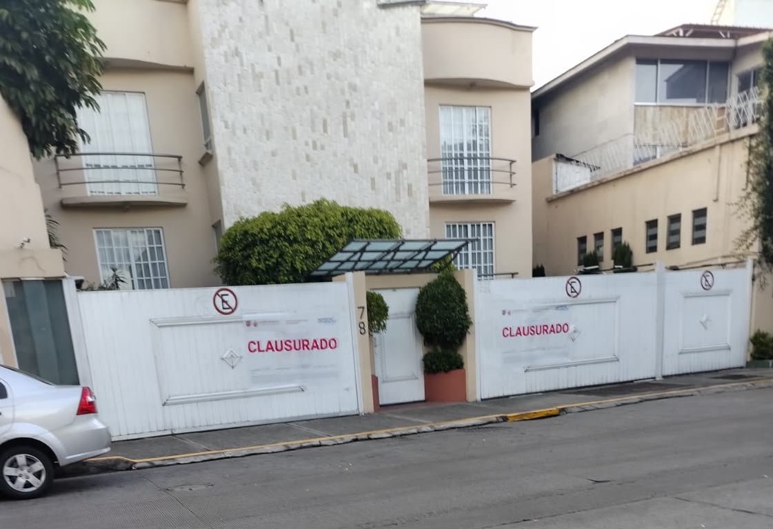 Juan_OrtizMX's tweet photo. 🗳️📌 CLAUSURAN OCHO "MOTELITOS DE LUJO" DE KINGS SUITES / EOLA TRAS PRESIÓN VECINAL

Vecinos llevaban semanas señalando inmuebles de Kings Suites / EOLA por operar como hospedaje de corta estancia en zonas habitacionales, bajo un esquema que describen como “motelitos de lujo”.

La empresa está representada por José Enrique Hernández Prieto.

Los inmuebles clausurados serían:

• Bosque de Duraznos 72 y 78
• Bosque de Magnolias 93
• Horacio 1525
• Bosque de Pinos 72
• Platón 436
• Monte Chimborazo 537 y 567

La alcaldía terminó interviniendo después de la presión de vecinos, además de Mauricio Tabe abordó públicamente el caso y prometió aplicar la ley por igual.

Aunque para los vecinos, la responsabilidad no termina para @mauriciotabe  y @cesar_m_garrido.

Ya que algunos sitios seguían operando pese a sellos colocados previamente.

Por eso exigen:
1. Hacer públicos los expedientes
2. Sostener las clausuras que correspondan
3. Evitar nuevas reaperturas fuera de la norma.