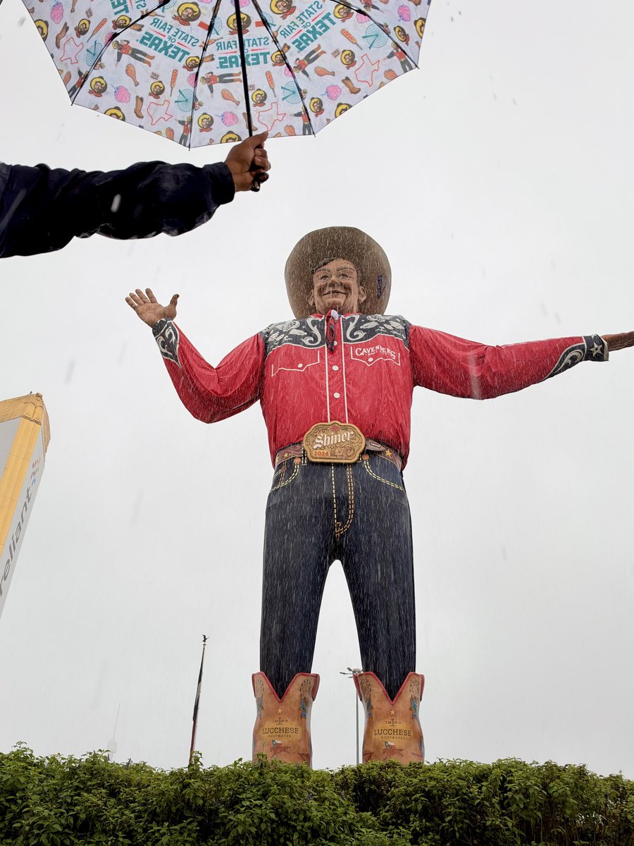 StateFairOfTX's tweet photo. Don’t worry, Big Tex, we got you!!☂️🤠 #BigTex #POD
Even on a rainy day, Big Tex is still dressed to impress thanks to his outfit partners: @levis, @lucchese1883, @shinerbeer, Cavender’s and Resistol. https://t.co/RGxGm8eeQx