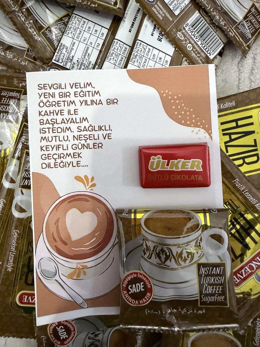 hululiskoo's tweet photo. ablam yarın bu sene sınıf öğretmenliğini aldığı sınıfın velileriyle tanışma toplantısı yapacakmış, akşamdan beri kesiyo biçiyo heyecanlı heyecanlı hazırlıyo çocuklar gibi şen my shaylaaaaaa😭😭 https://t.co/BWc2haZUGM