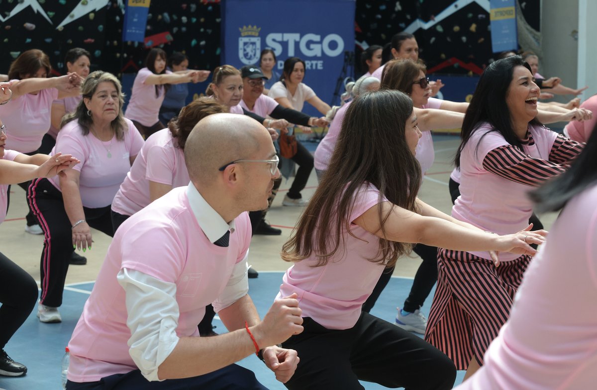 ministeriosalud's tweet photo. Comenzamos #OctubreRosa

Este mes nos recuerda que prevenir y detectar a tiempo puede hacer la diferencia.

Hoy, junto al @MindepChile, damos inicio a las actividades de prevención del cáncer de mama con una jornada que pone el foco en algo que podemos incorporar todos los días: mantenernos activos y cuidar nuestros hábitos.

Este #OctubreRosa, la invitación es a movernos, cuidarnos y no dejar pasar nuestros controles, incluida la mamografía cuando corresponda.