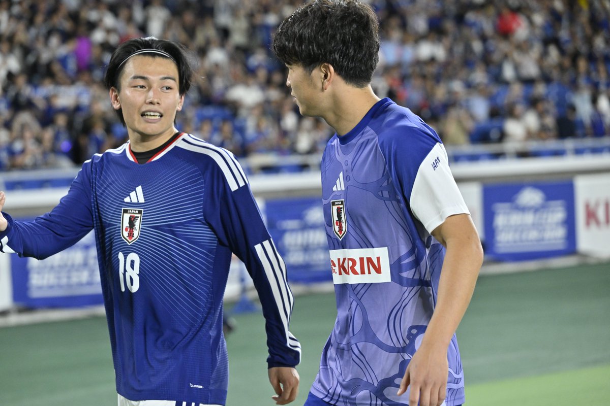 ikinikuishiro's tweet photo. ＃サッカー日本代表 の試合後のペア４枚！
1・2：＃上田綺世 選手と #横浜F・マリノス #谷村海那 選手はストライカー同士、ずっと話していました！
3：＃佐野海舟 選手と #早川友基 選手の #鹿島アントラーズ コンビ！
4：＃田中碧 選手と #鎌田大地 選手のコンビは今シリーズ３試合中３度目！ https://t.co/DVtj6l8iJT
