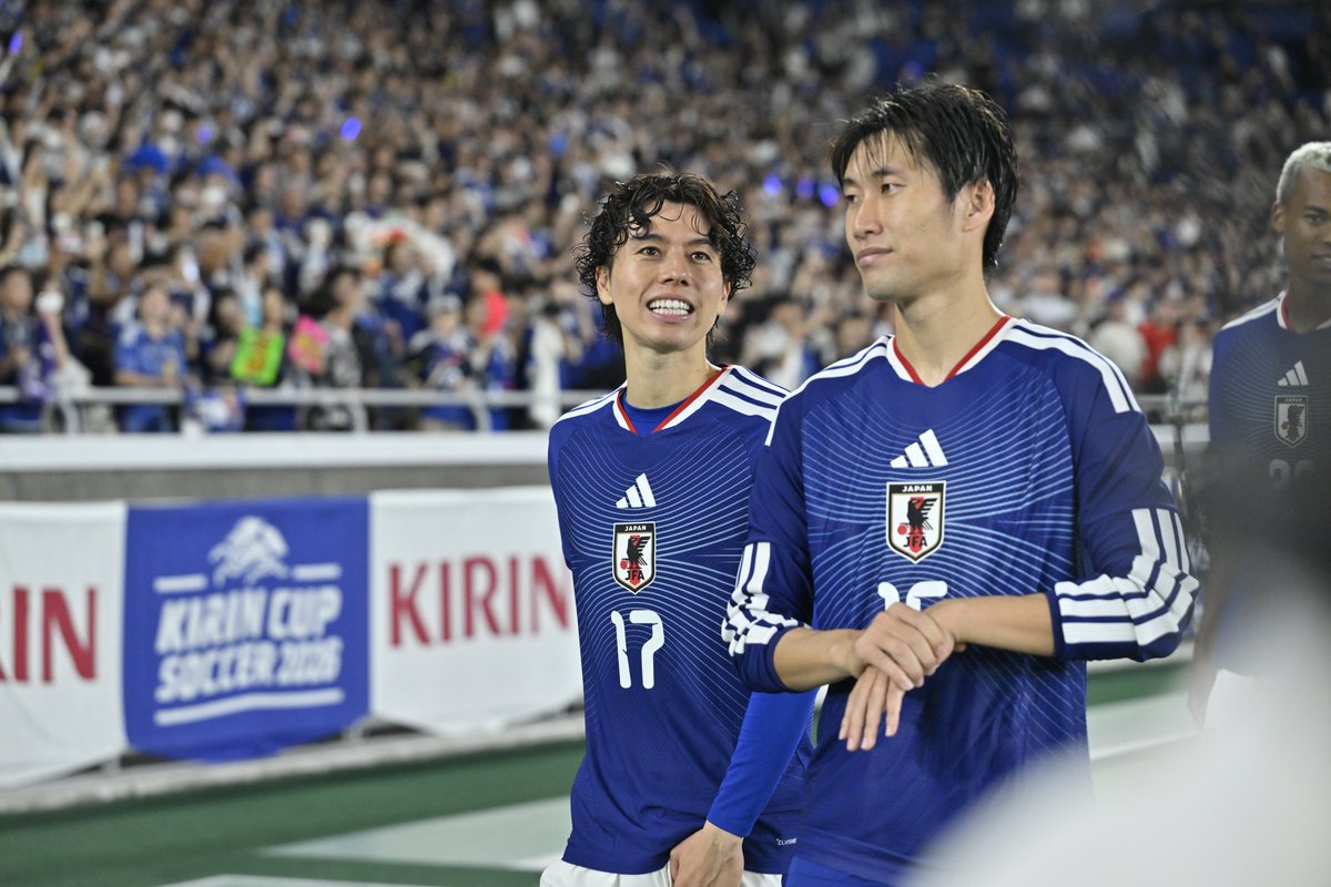 ikinikuishiro's tweet photo. ＃サッカー日本代表 の試合後のペア４枚！
1・2：＃上田綺世 選手と #横浜F・マリノス #谷村海那 選手はストライカー同士、ずっと話していました！
3：＃佐野海舟 選手と #早川友基 選手の #鹿島アントラーズ コンビ！
4：＃田中碧 選手と #鎌田大地 選手のコンビは今シリーズ３試合中３度目！ https://t.co/DVtj6l8iJT