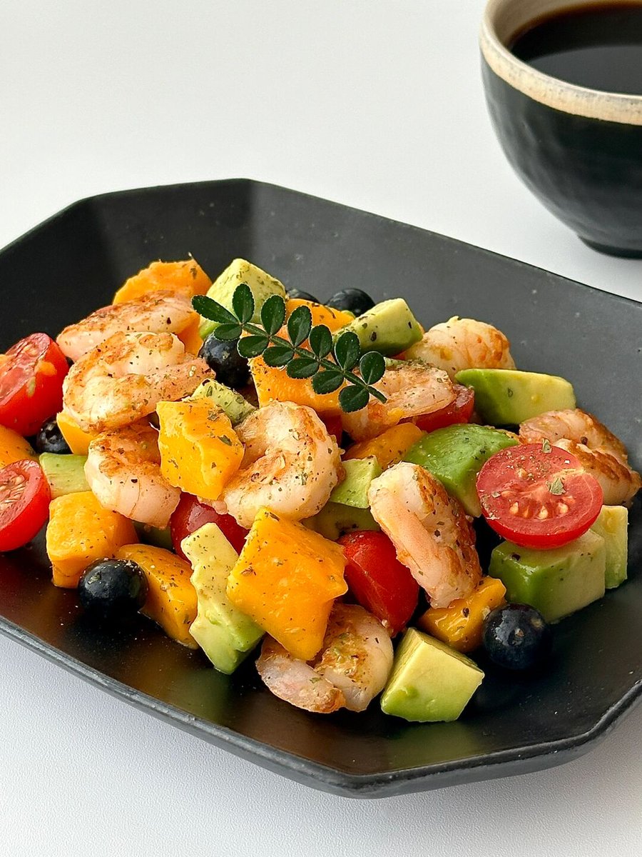 MEDANEAL4p's tweet photo. Hoy almorcé ensalada fresca con aguacate, tomate cherry y un toque de limón, superligera y deliciosa. https://t.co/6ztqf5M3Nk