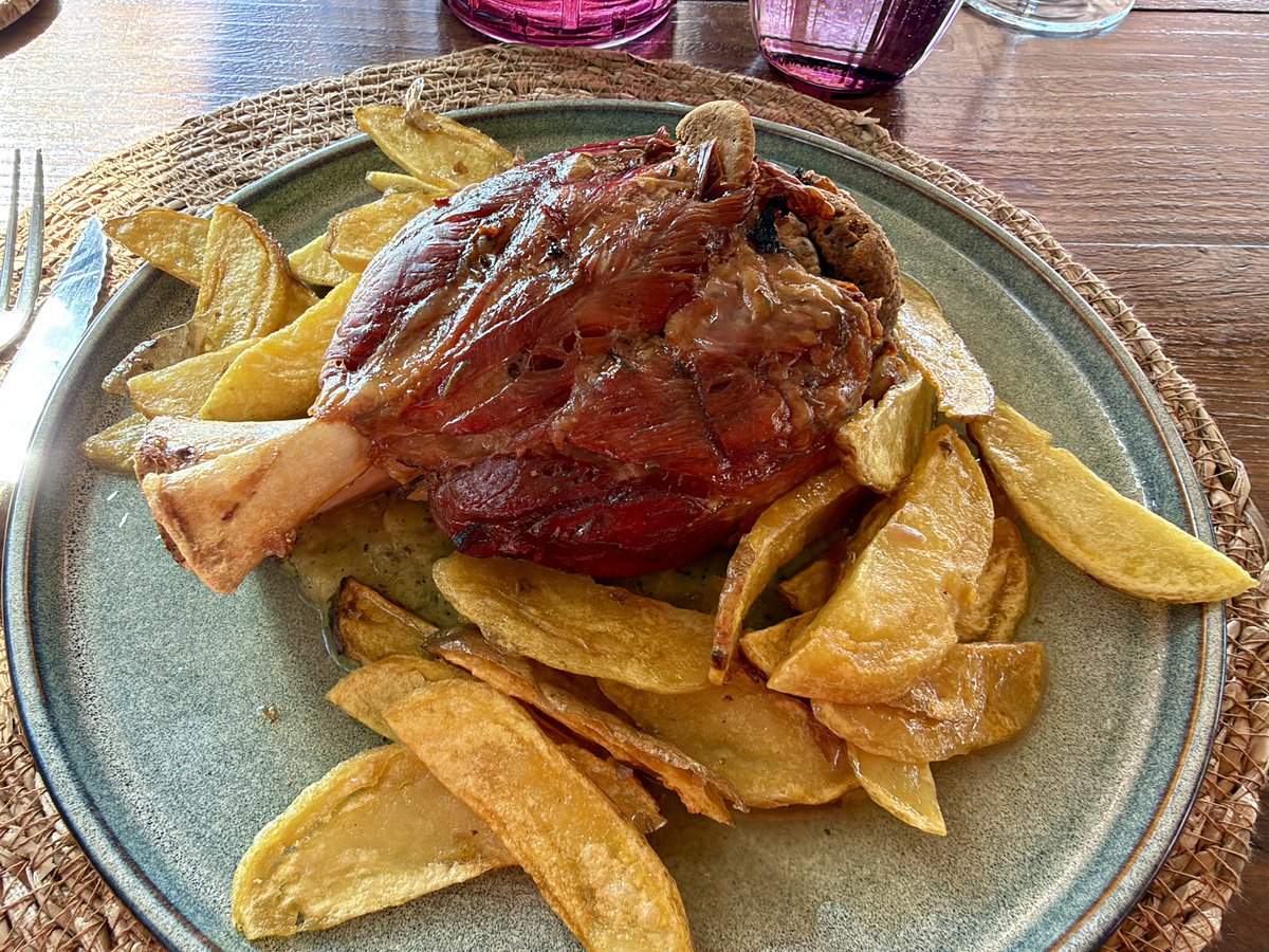 TOBSTUDIO's tweet photo. ottobre ho mangiato da autunno con pasta all’uovo con funghi porcini e tartufo marrone di Norcia!
Di secondo uno stinco sul letto di crema calda di verdure e patate rustiche con la buccia!
Insalata mista condita e vino rosso al Ristorante l’Edera al Golf Club della Castelluccia https://t.co/NTfo95ZaHe