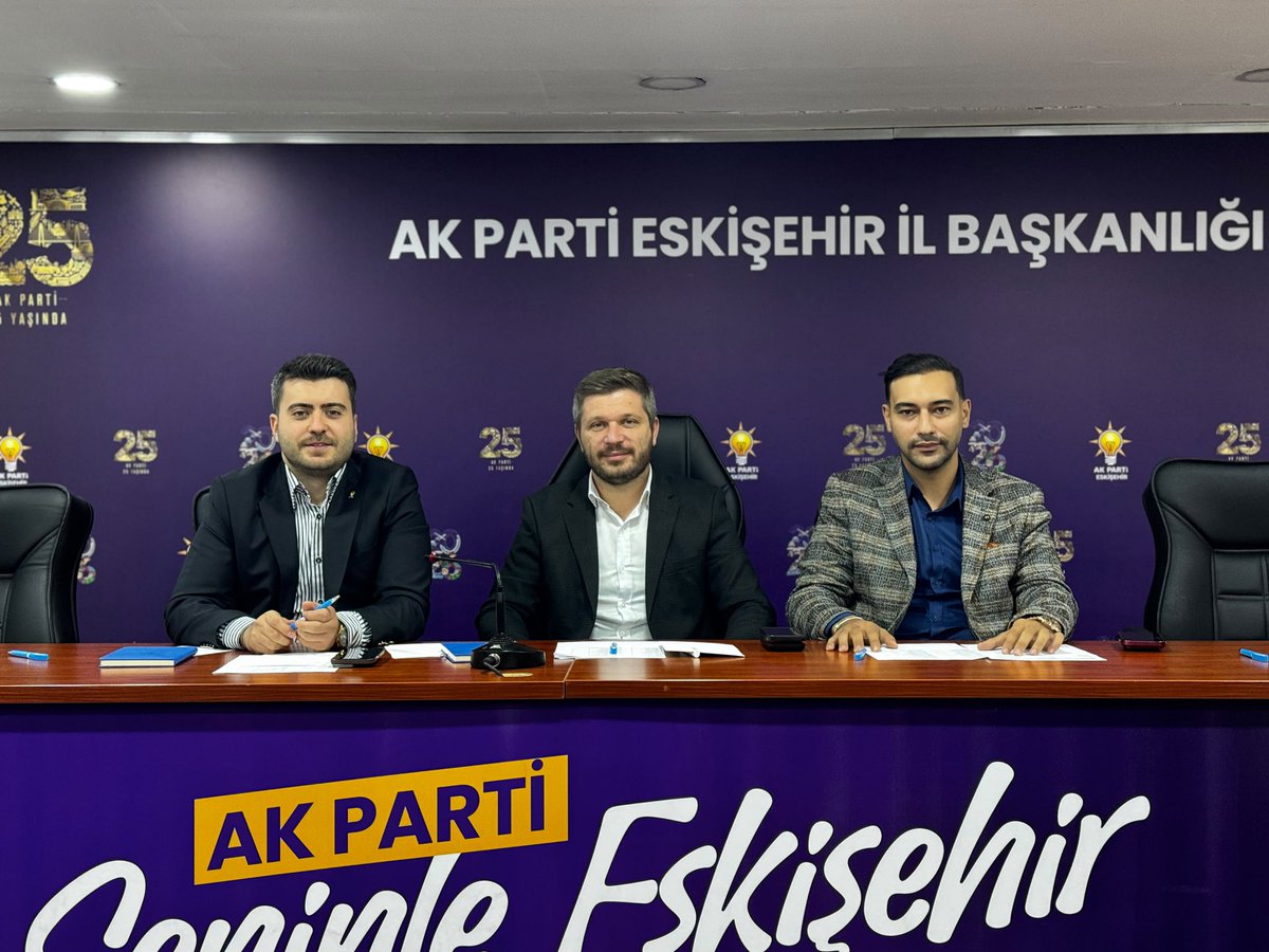 alperennuysal2's tweet photo. 📍Eskişehir

İl Gençlik Kolları Yönetim Kurulu ve İlçe Başkanları toplantımızı gerçekleştirdik; yürüttüğümüz ve yapacağımız çalışmalar üzerine istişarelerde bulunduk. https://t.co/K8tkH7TrA2