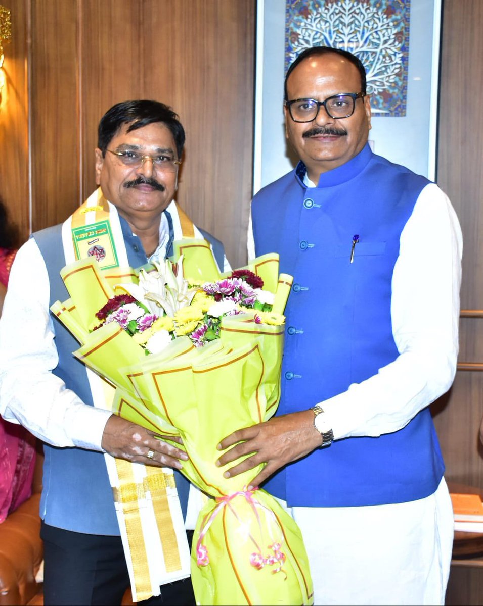 IJAGDISHPATEL's tweet photo. लखनऊ में उत्तर प्रदेश के माननीय मुख्यमंत्री श्री @myogiadityanath जी एवं माननीय उपमुख्यमंत्री श्री @kpmaurya1 तथा श्री @brajeshpathakup जी से शिष्टाचार भेंट की। https://t.co/dZCdr58vkF
