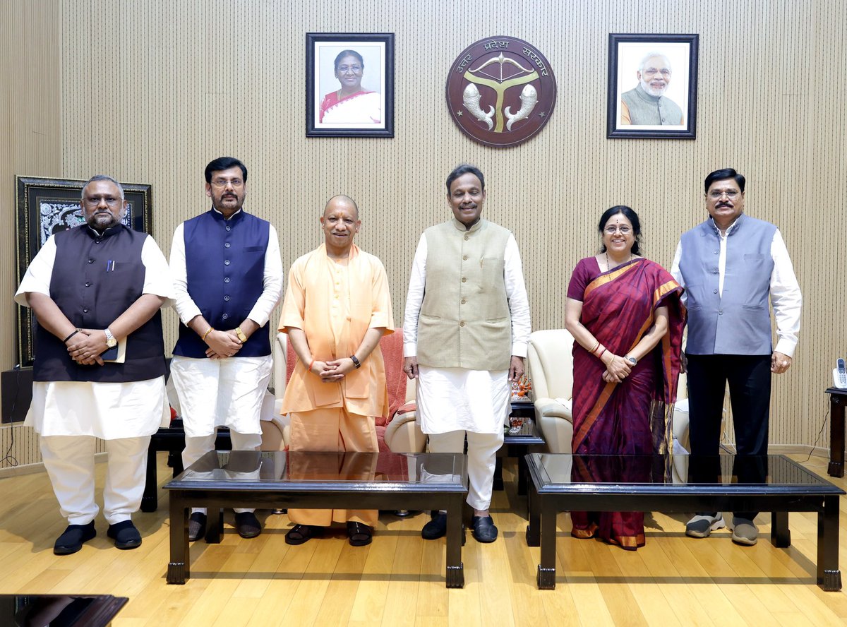 IJAGDISHPATEL's tweet photo. लखनऊ में उत्तर प्रदेश के माननीय मुख्यमंत्री श्री @myogiadityanath जी एवं माननीय उपमुख्यमंत्री श्री @kpmaurya1 तथा श्री @brajeshpathakup जी से शिष्टाचार भेंट की। https://t.co/dZCdr58vkF