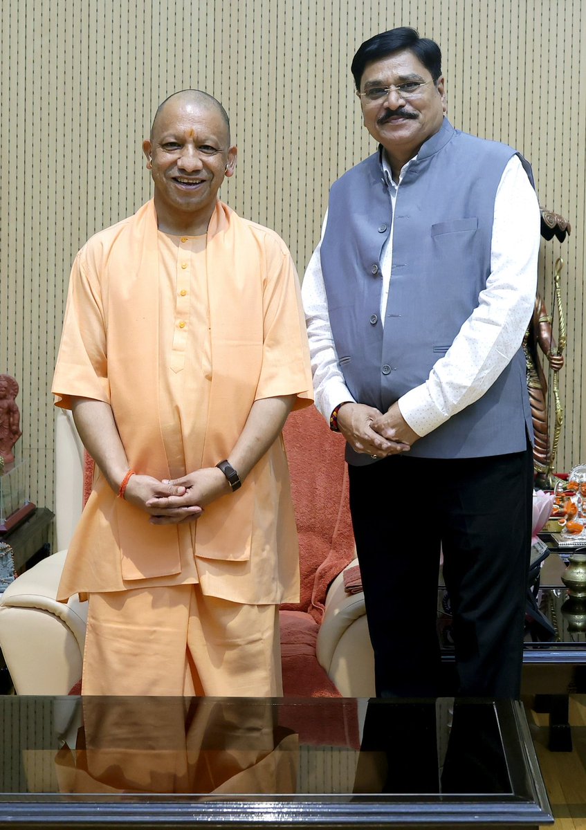IJAGDISHPATEL's tweet photo. लखनऊ में उत्तर प्रदेश के माननीय मुख्यमंत्री श्री @myogiadityanath जी एवं माननीय उपमुख्यमंत्री श्री @kpmaurya1 तथा श्री @brajeshpathakup जी से शिष्टाचार भेंट की। https://t.co/dZCdr58vkF