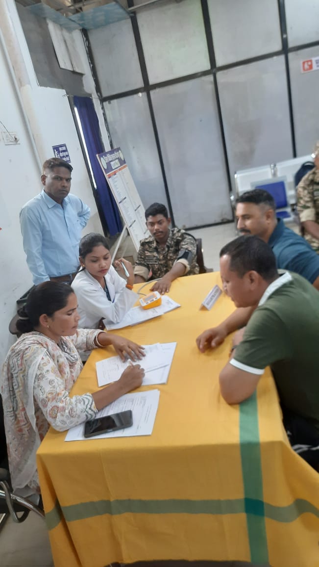 170BNCRPF's tweet photo. Sh. B.S.Negi, DIG(Ops) Range Bjpr के
मार्गदर्शन में दिनांक 01/10/2026 को एक बूंद मानवता, रक्तदान करें, जीवन बचाएं थीम के तहत जिला अस्पताल, बीजापुर रक्तदान शिविर का आयोजन किया गया। जिसमें रेंज बीजापुर के अंतर्गत विभिन्न वाहिनियों के कुल 21 जवानों ने रक्तदान किया। https://t.co/68qWXLFK20