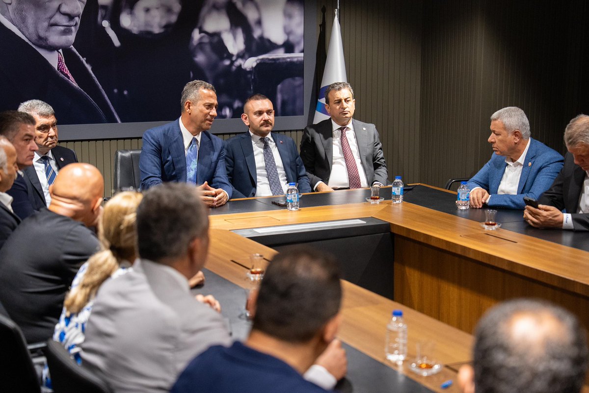 eczburhan's tweet photo. Şafak operasyonu ile hukuksuzca gözaltına alınan Türkiye Belediyeler Birliği Başkanı ve Mersin Büyükşehir Belediye Başkanı Vahap Seçer, Mezitli Belediye Başkanı Ahmet Serkan Tuncer, Yenişehir Belediye Başkanı Abdullah Özyiğit’e ve Mersin halkının iradesine sahip çıkmak için Mersin Büyükşehir Belediyesindeyiz.