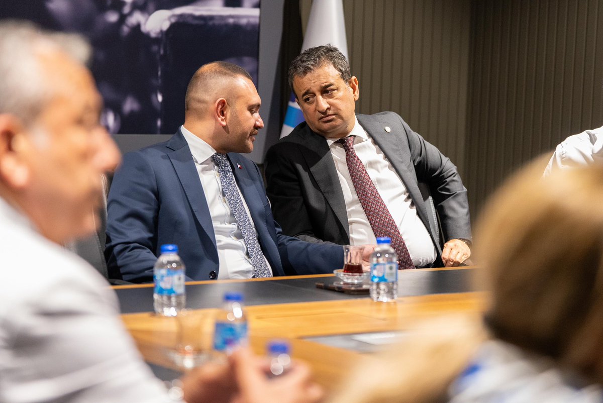 eczburhan's tweet photo. Şafak operasyonu ile hukuksuzca gözaltına alınan Türkiye Belediyeler Birliği Başkanı ve Mersin Büyükşehir Belediye Başkanı Vahap Seçer, Mezitli Belediye Başkanı Ahmet Serkan Tuncer, Yenişehir Belediye Başkanı Abdullah Özyiğit’e ve Mersin halkının iradesine sahip çıkmak için Mersin Büyükşehir Belediyesindeyiz.