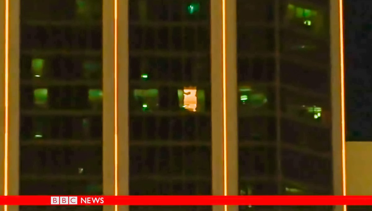 I_Am_JohnCullen's tweet photo. October 1, 2017 - Las Vegas Shooting
The window in Stephen Paddock's room 32-135 wasn't broken.
The window in the adjoining room 32-134 was.
You can see that clearly, here, in this frame from the BBC's coverage.

The window in the bigger suite, to the right,  is obviously not yet broken..

The LVMPD broke it, themselves, at 12:23 am.
I have that event on video.