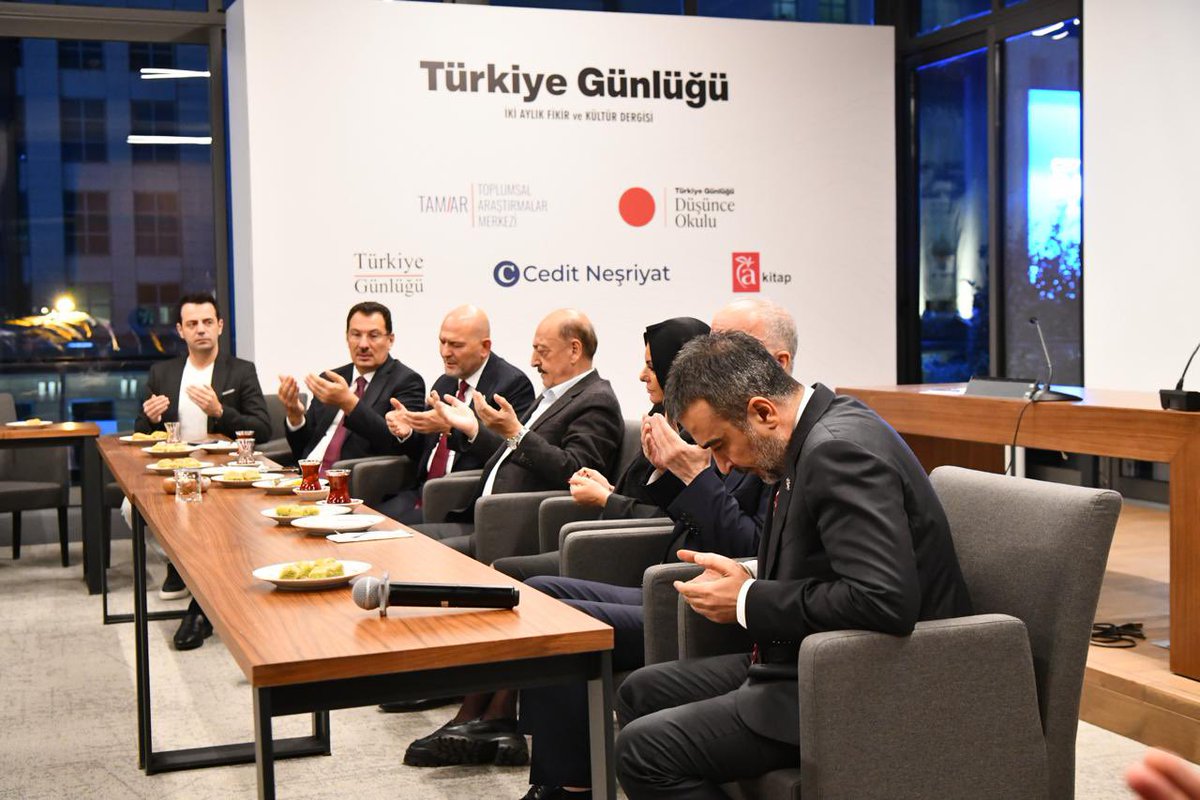 AkpartiAnkara's tweet photo. İl Başkanımız Sn. @hakanhanozcan, Önceki Dönem Çalışma ve Sosyal Güvenlik Bakanımız, Ankara Milletvekilimiz Sn. Vedat Bilgin’e, muhterem annesi Gülpaşa Bilgin’in vefatı dolayısıyla taziye ziyaretinde bulundu.

Merhumeye Allah’tan rahmet; ailesine ve sevenlerine sabır ve başsağlığı diliyoruz.