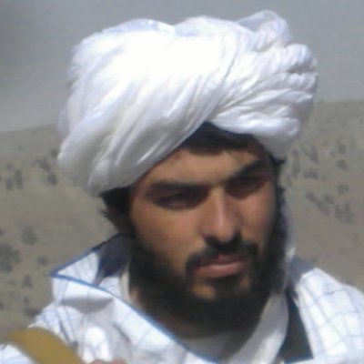 rohullahparwan1's tweet photo. غیرت په شعارونو نه، په دریځ او عمل کې ثابتېږي..!

هغوی دې موږ ته د غیرت او بې‌غیرتۍ درس نه راکوي چې د خپل تېر تاریخ په پاڼو کې د ریښتیني غیرت د یادولو وړ بېلګه نه لري. لومړی دې خپل تاریخ پرانیزي او هغه پاڼې دې ولولي چې څه ډول یې شیخ محمد خالد کابل ته راوغوښت، خو وروسته یې په فریب همدلته د شهادت تر پولې ورساوه.

غیرت په شعارونو، چیغو او ټولنیزو رسنیو کې په لایکونو نه ثابتېږي؛ غیرت په سختو شرایطو کې په دریځ، پرېکړه، قربانۍ او عمل ثابتېږي. تاریخ د هر چا کړنې ثبتوي او د وخت په تېرېدو یې حقیقت لا روښانه کېږي.

د خپلې مبارزې د ارزونې لپاره کله ناکله باید هغو کسانو ته هم په دقت وکتل شي چې زموږ خبرې تاییدوي او چکچکې راته وهي: څوک دي؟ له کوم ځایه دي؟ څه فکر لري؟ څه ډول سابقه لري او د کوم هدف لپاره زموږ ملاتړ کوي؟

که څوک ځان مجاهد ګڼي، خو د هغه ټولنیزې رسنۍ له هغو کړیو د لایکونو او ستاینو ډکې وي چې د ده د ادعا شوي دریځ مخالفې دي، نو باید یو ځل له ځانه وپوښتي چې ایا واقعاً پر سمه لار روان دی، که یوازې د شعارونو په نړۍ کې ورک دی.

د یوه ملت تر ټولو ستر ذلت یوازې دا نه دی چې ماشومان یې د جګړې په اور کې قرباني شي؛ د یوه ملت ژور مصیبت هغه مهال دی چې د لسیزو لپاره یې سیاسي، پوځي او فرهنګي اراده د نورو په لاس کې وي، د هېواد سیاسي برخلیک یې د پردیو په مرکزونو کې طرحه کېږي او نسلونه یې د خپل هویت پر ځای د پردیو په معیارونو کې راتلونکی لټوي.

حریت او خپلواک تصمیم د دې زمانې له تر ټولو ارزښتناکو نعمتونو څخه دي؛ خو د حریت لرل او ساتل قیمت لري. د نړۍ تاریخ ښيي چې ملتونه هغه مهال خپلواکه اراده ساتي چې د فشارونو، ګواښونو او سختو آزمونونو پر وړاندې خپل دریځ له لاسه ور نه کړي.

موږ هم د خپلې آزادې ارادې او ملي حاکمیت د ساتلو عزم لرو. دا سفر به خامخا ستونزې، ستړیاوې او قربانۍ ولري؛ خو سختۍ باید زموږ په منځ کې د شکایت پر ځای ثبات، د وېرې پر ځای اراده او د اختلاف پر ځای مسئولیت پیاوړی کړي.

په سخته ورځ خپل صف مه ملامتوئ

د نامردۍ اوج دا دی چې انسان د سختې ورځې پر مهال خپل صف ته طعنې ورکړي، په داسې حال کې چې ښه پوهېږي ستونزه د غیرت، ایمان، قربانۍ او میړانې په کمښت کې نه ده؛ ستونزه دا ده چې یو لوری له محدودو امکاناتو سره د ډېر پراخ او مجهز فشار پر وړاندې ولاړ دی.

هغه څوک چې په ټول عمر کې یې د جګړې ډګر نه وي لیدلی، د مرمۍ له سر او بېخه خبر نه وي، خو په ټولنیزو رسنیو کې د جګړې او غیرت درسونه ورکوي، باید پوه شي چې د جګړې حقیقت د لایکونو په شمېر نه سنجول کېږي.

لکه عربي متل وايي:

«تعرف الشجاعة عند النزال، لا بالقول والقال.»

زړورتیا د مقابلې پر مهال معلومېږي، نه په خبرو او شعارونو.

د غیرت، مقاومت او انتقام دعوې باید د عمل له معیار سره وتلل شي، نه د ټولنیزو رسنیو له شور او تبلیغاتو سره.

د بریا معیار یوازې د مرګ‌ژوبلې شمېر نه دی

د تش‌لاسي او برلاس ځواک ترمنځ په جګړه کې د بریا معیار یوازې د مرګ‌ژوبلې شمېر نه وي؛ کله ناکله د موقف ساتل، د اصولو پر سر درېدل او د فشارونو پر وړاندې نه ماتېدل خپله ستره تاریخي لاسته‌راوړنه وي.

د کربلا له تاریخ څخه خلک ځکه عبرت اخلي چې حسین رضی‌الله‌عنه د خپل دریځ، عزت او اصولو د ساتلو لپاره له سترې قربانۍ تېر شو.

د افغان ولس د اوږدې مبارزې تاریخ هم باید په همدې زاویه وکتل شي: د دې خاورې خلک په بېلابېلو دورو کې له سترو فشارونو سره مخ شوي، خو د خپلواکۍ او خپل تصمیم غوښتنه یې تل د تاریخ یوه مهمه برخه پاتې شوې ده.

د کامدیش پېښه باید له سیاسي واقعیتونو جلا ونه کتل شي

د کامدیش پېښې د سیمې د امنیتي وضعیت او د نیابتي ډلو د رول په اړه ګڼې پوښتنې راپورته کړې. د دې ډول پېښو په اړه باید د احساساتي شعارونو پر ځای شواهد، دقیق معلومات او د پېښو اصلي عوامل وڅېړل شي.

که څوک هڅه کوي چې د یوې پېښې له اصلي بحث څخه د خلکو پام بلې خوا ته واړوي، دا باید د حقیقت د پټولو وسیله ونه ګرځي. یوه ستونزه په بلې ستونزې نه پټېږي، او یوه شرمندګي په بله شرمندګۍ نه ورکېږي.

هلمند، کونړ او د افغانستان د نورو سیمو په اړه هره پوځي پېښه باید د ملت د حاکمیت، د ملکي وګړو د خوندیتوب او د سیمې د اوږدمهاله ثبات له معیارونو سره وڅېړل شي.

تاریخ د شعارونو کتاب نه دی؛ تاریخ د عملونو حساب دی.

نو که څوک د غیرت خبرې کوي، لومړی دې خپل تاریخ، خپل دریځ او خپلې کړنې له همدې معیار سره وتلي.

حریت قیمت لري، عزت قیمت لري او خپلواک تصمیم هم قیمت لري؛ خو د یوه ملت د سرلوړۍ بیه د پردیو په خوښه ژوند نه دی.

یا هو!
@qarisa3eed
