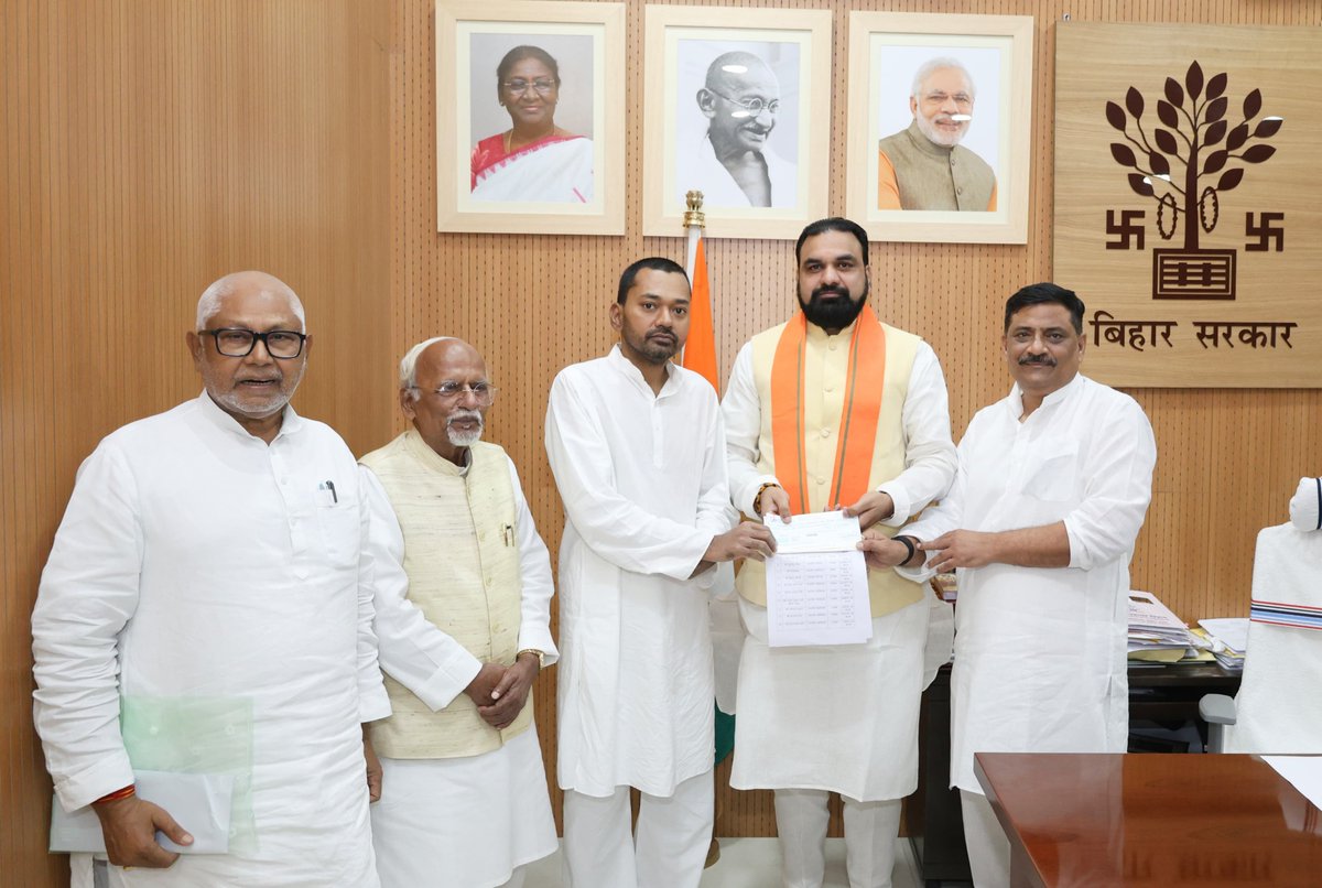 IPRDBihar's tweet photo. बिहार में आई बाढ़ के मद्देनजर प्रभावित परिवारों की सहायता के लिए जदयू विधानमंडल दल की ओर से जदयू के राष्ट्रीय कार्यकारी अध्यक्ष श्री संजय कुमार झा, बिहार विधान परिषद के उप सभापति श्री रामवचन राय, स्वास्थ्य मंत्री श्री निशांत के नेतृत्व में एक-एक माह के वेतन का चेक मुख्यमंत्री राहत कोष के लिये माननीय मुख्यमंत्री श्री सम्राट चौधरी जी को लोक सेवक आवास स्थित 'संकल्प' सभागार में सौंपा।

माननीय मुख्यमंत्री जी ने इस सहयोग के लिये सभी का आभार व्यक्त किया और कहा कि यह राशि राज्य में आपदा एवं कठिन परिस्थितियों के समय जरूरतमंद लोगों की मदद में काम आएगी।

#samratChoudhary
#CMsamrat