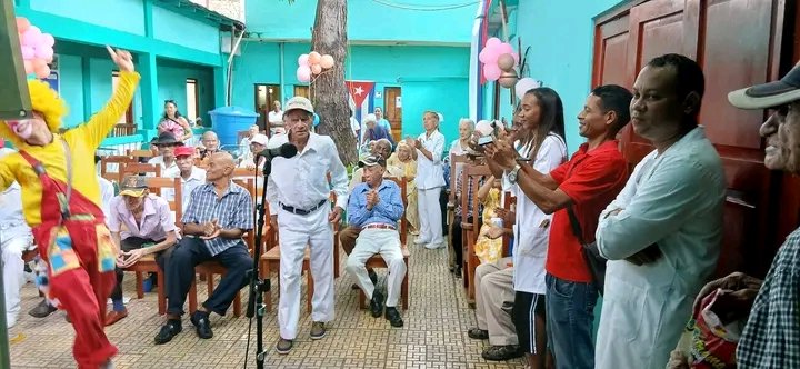 LauraStefHR's tweet photo. Manos pequeñas, corazones grandes ❤️
Pioneros de la Escuela Conrado Benítez visitaron la Casa de Abuelos y regalaron una jornada de amor puro en el Día del Adulto Mayor #CubaEsAmor #OPJM https://t.co/3ZCm0pOyvf