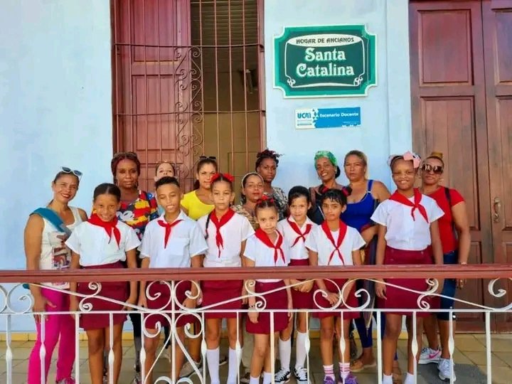 LauraStefHR's tweet photo. Manos pequeñas, corazones grandes ❤️
Pioneros de la Escuela Conrado Benítez visitaron la Casa de Abuelos y regalaron una jornada de amor puro en el Día del Adulto Mayor #CubaEsAmor #OPJM https://t.co/3ZCm0pOyvf