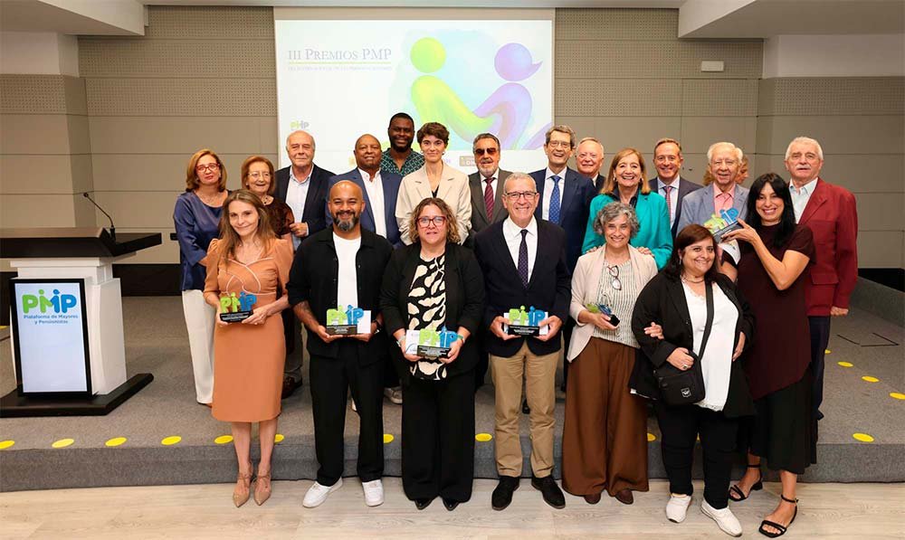 PlataformaPMP's tweet photo. 🤗¡Gracias a todas las personas asistentes y participantes ayer en una gran jornada de celebración para el recuerdo! 

👀Crónica de la ceremonia de entrega de los III Premios PMP⬇️
🔗https://t.co/bEr2Ij1tv7 https://t.co/lAW8LVLArH
