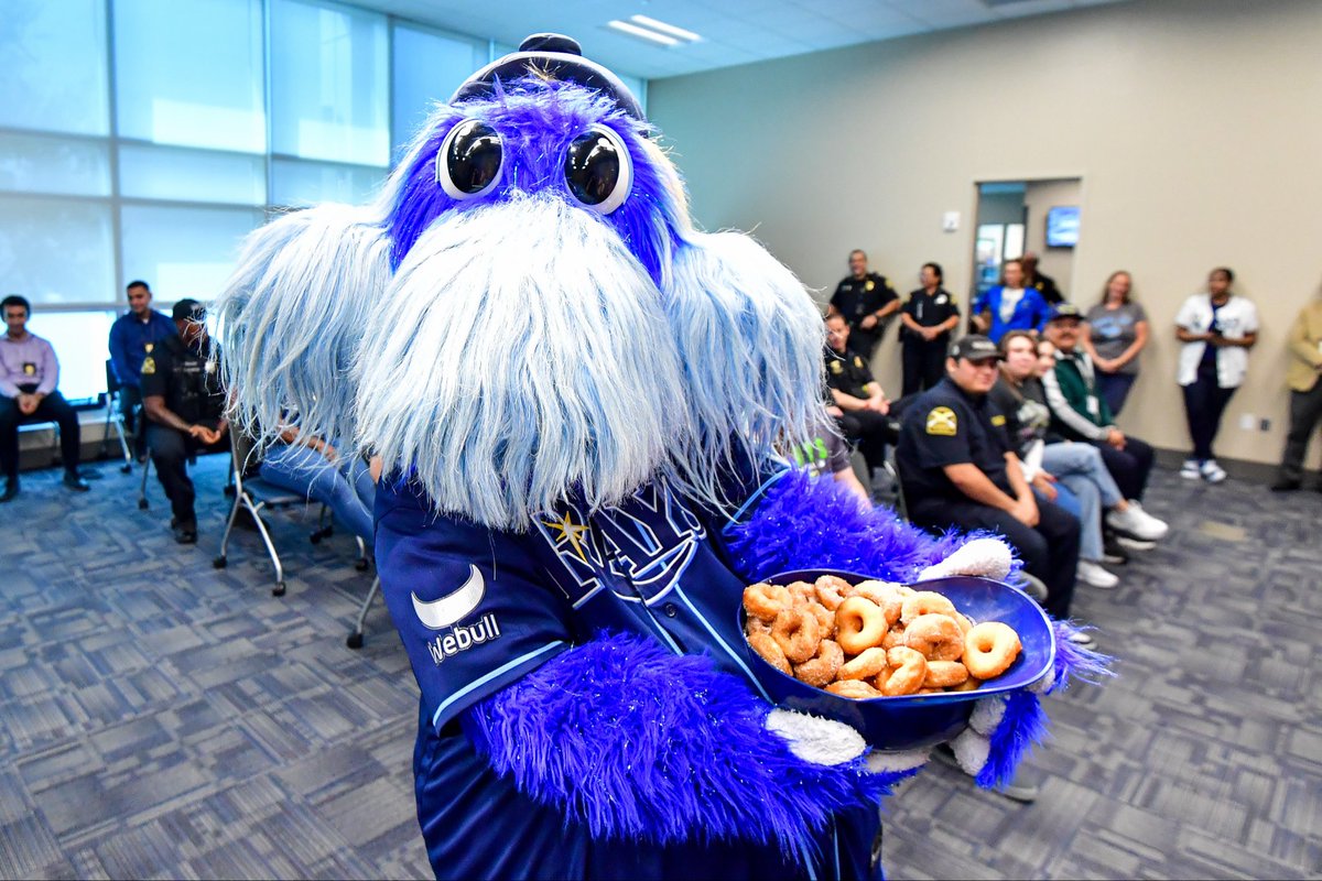 papapetestampa's tweet photo. Our favorite blue, fuzzy coworker brought our mini donuts to St. Pete’s finest. Thank you @stpetepd for your service, and thank you @raysraymond for always making the day sweeter 💙🍩 #papapetestampa #minidonuts #raysbaseball #stpete #tampa https://t.co/8TyAfjt1Fp
