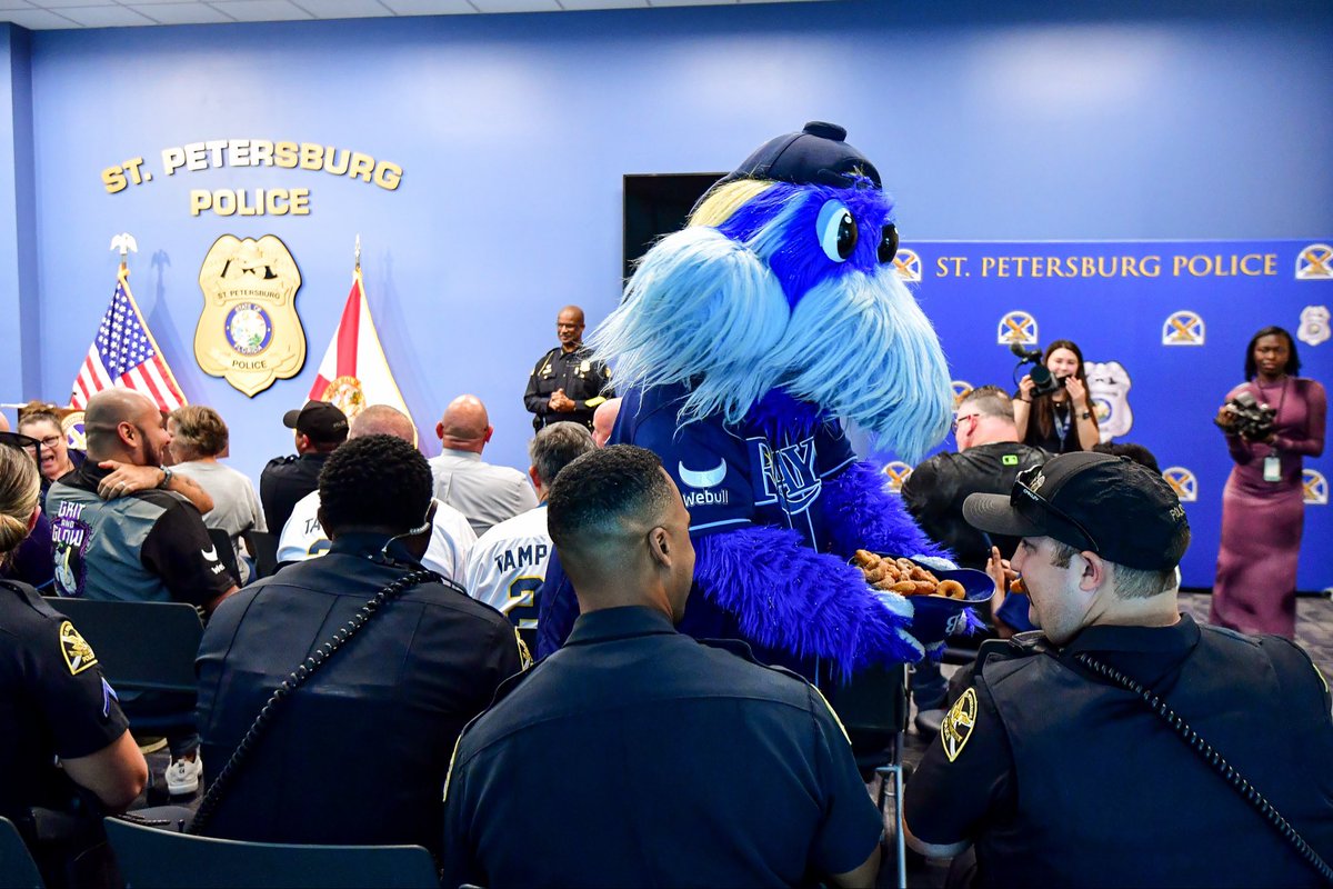 papapetestampa's tweet photo. Our favorite blue, fuzzy coworker brought our mini donuts to St. Pete’s finest. Thank you @stpetepd for your service, and thank you @raysraymond for always making the day sweeter 💙🍩 #papapetestampa #minidonuts #raysbaseball #stpete #tampa https://t.co/8TyAfjt1Fp