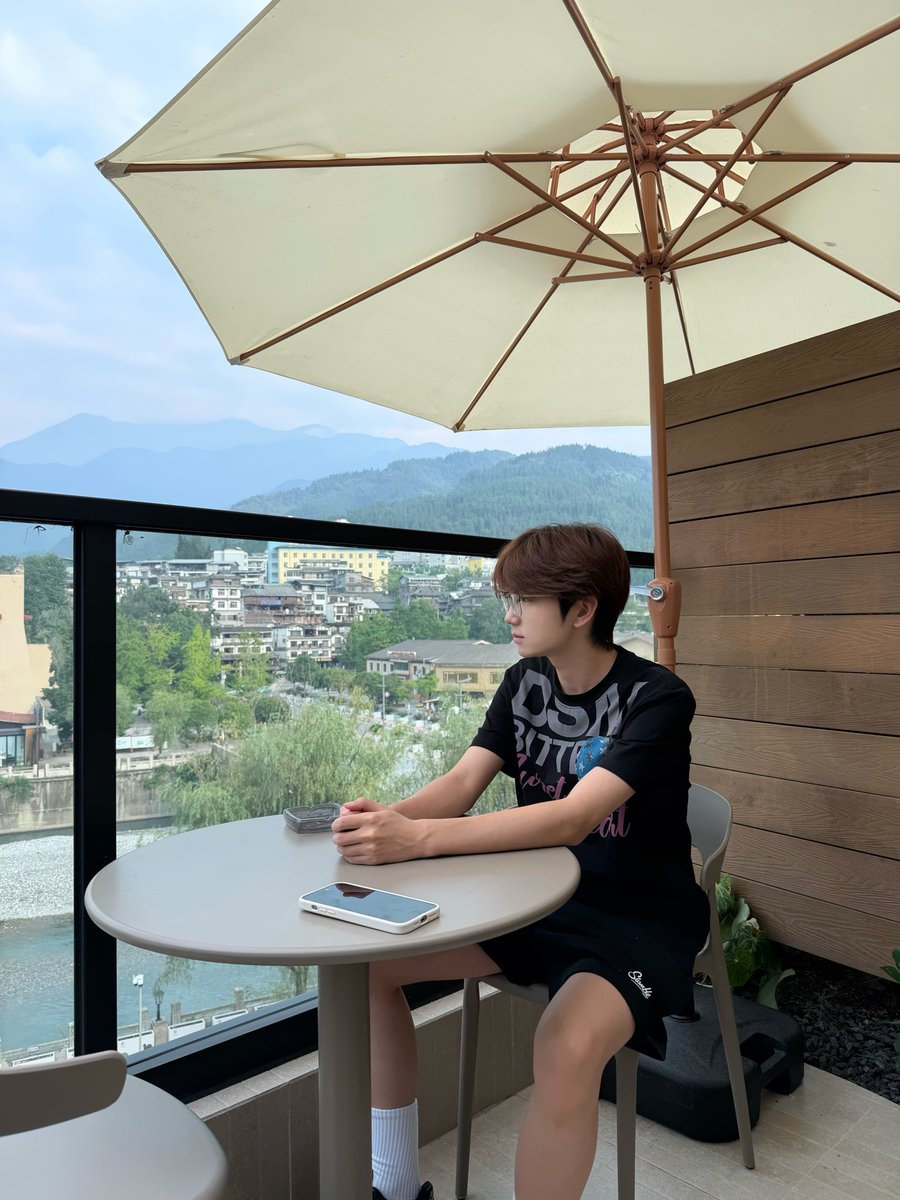 Steveotm5's tweet photo. #日常分享 #穿搭 住到了一个还不错的民宿哈哈 https://t.co/9SvyKHPKUa