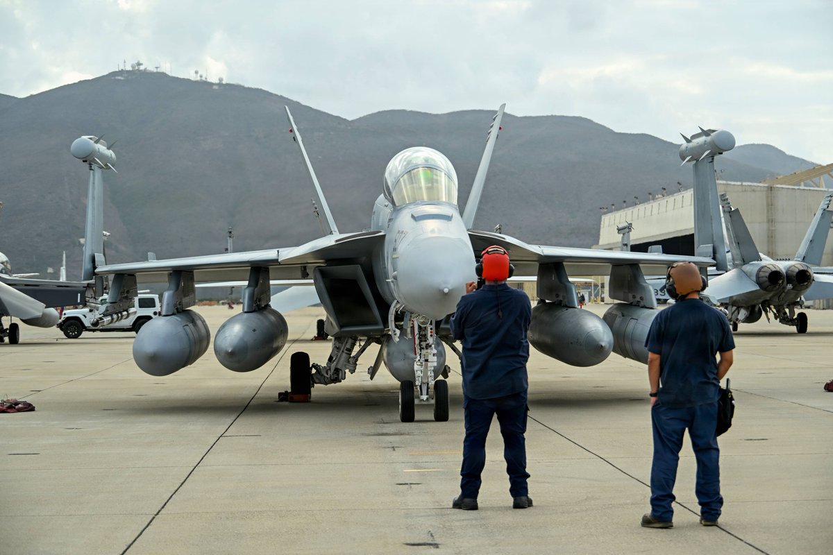 USNavy's tweet photo. On the same wavelength. 📶✈️ https://t.co/eIhJTZTuMA