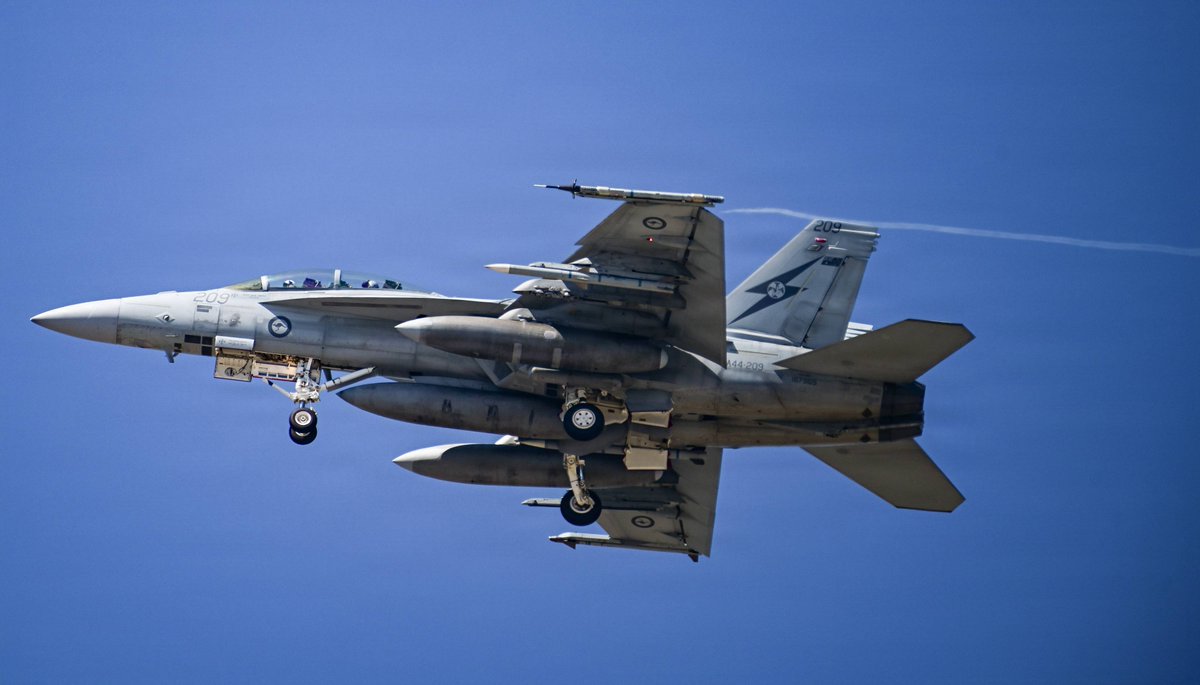 USNavy's tweet photo. On the same wavelength. 📶✈️ https://t.co/eIhJTZTuMA