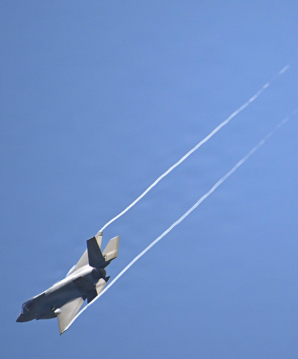 USNavy's tweet photo. On the same wavelength. 📶✈️ https://t.co/eIhJTZTuMA