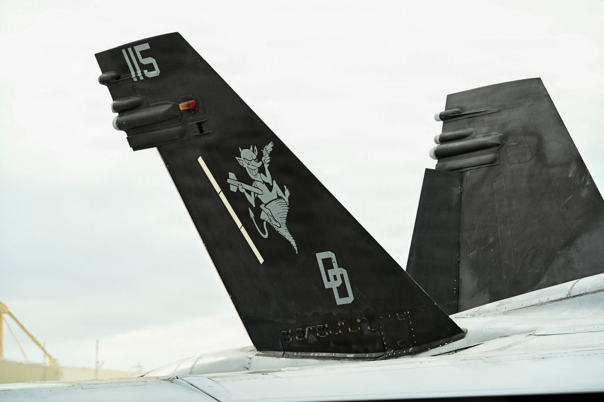 USNavy's tweet photo. On the same wavelength. 📶✈️ https://t.co/eIhJTZTuMA