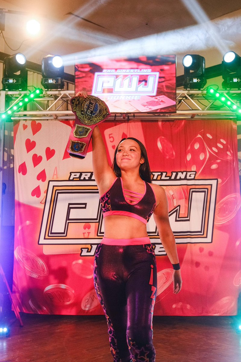 ItsIzzyMania's tweet photo. The champ is hereeeeee *literally* 

📸: @Bodega_Papi https://t.co/Gz0d9uT63d