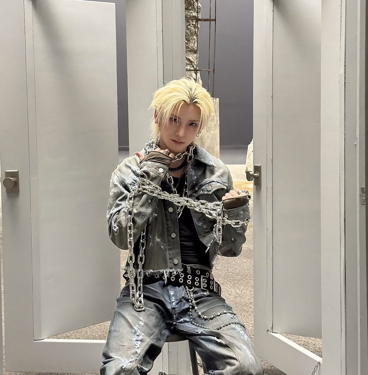 kittixiao's tweet photo. how do i react normally to this https://t.co/xhdri2uEKx