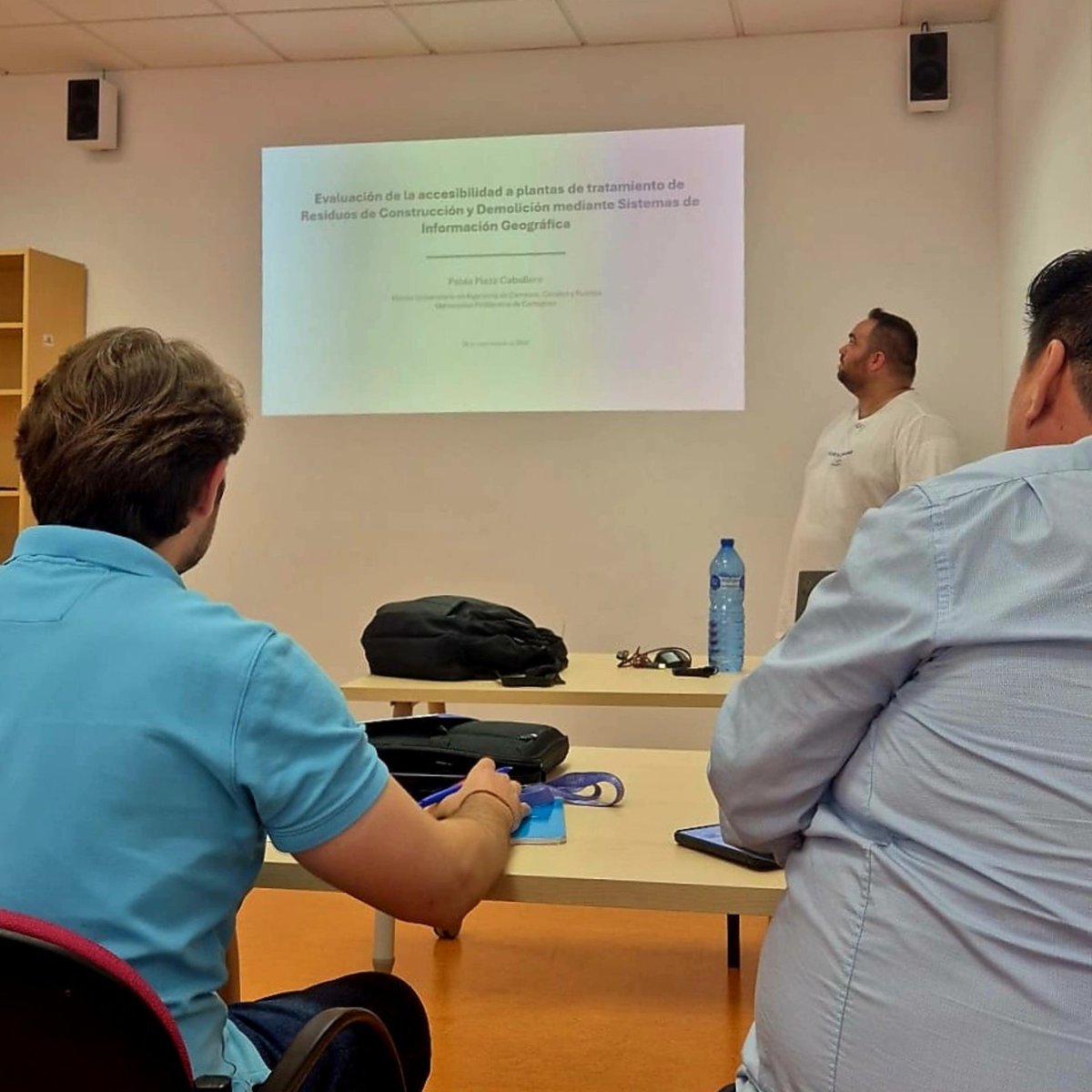 GARNOCEX's tweet photo. ♻️ Pablo Plaza, personal docente e investigador de GARNOCEX, ha presentado en la @UPCToficial su TFM sobre accesibilidad a plantas de tratamiento de residuos de construcción y demolición mediante #SIG, aportando conocimiento para una gestión más eficiente y equitativa. https://t.co/TBGraPSpNO