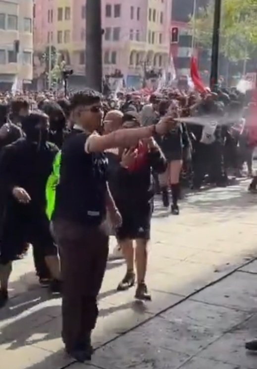 ___Pachi__'s tweet photo. Acá otro zurdo rociando gas pimienta a estudiantes de la uc , porque no se sumaron a la marcha de la confech. Asi con los democraticos zurdos. https://t.co/WZAHEcDE0Z