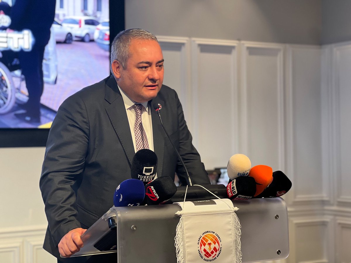 OzarslanMesut's tweet photo. Bu Ödül Benim Değil, Her Adımında Yüreği Bizimle Atan Büyük Keçiören Ailesinindir. 🇹🇷

Londra’da, Küresel Gazeteciler Konseyi tarafından düzenlenen 2. Uluslararası Medya Dostluk Ödülleri Töreni’nde şahsıma takdim edilen Küresel Hizmet Ödülü'nü Usta Gazeteci, Üstat Yavuz Donat'ın elinden alırken zihnimde de kalbimde de sadece tek bir yer vardı: Bizim sevdalandığımız, sokaklarını buram buram memleket kokusuyla soluduğumuz Keçiören’imiz…

Bilinsin ki bu ödülün sahibi;
Gece gündüz demeden bu kente hizmet eden emekçilerimiz,
Dualarını eksik etmeyen ak saçlı büyüklerimiz,
Gözlerindeki ışıkla yarınlarımıza umut olan gençlerimiz ve Keçiören’e yürekten bağlı her bir hemşehrimizdir.

Teşekkürler Keçiören, teşekkürler büyük ailem! Sizlere layık olmak için durmadan, yorulmadan çalışmaya devam edeceğiz.