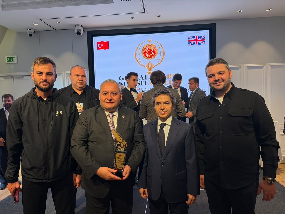 OzarslanMesut's tweet photo. Bu Ödül Benim Değil, Her Adımında Yüreği Bizimle Atan Büyük Keçiören Ailesinindir. 🇹🇷

Londra’da, Küresel Gazeteciler Konseyi tarafından düzenlenen 2. Uluslararası Medya Dostluk Ödülleri Töreni’nde şahsıma takdim edilen Küresel Hizmet Ödülü'nü Usta Gazeteci, Üstat Yavuz Donat'ın elinden alırken zihnimde de kalbimde de sadece tek bir yer vardı: Bizim sevdalandığımız, sokaklarını buram buram memleket kokusuyla soluduğumuz Keçiören’imiz…

Bilinsin ki bu ödülün sahibi;
Gece gündüz demeden bu kente hizmet eden emekçilerimiz,
Dualarını eksik etmeyen ak saçlı büyüklerimiz,
Gözlerindeki ışıkla yarınlarımıza umut olan gençlerimiz ve Keçiören’e yürekten bağlı her bir hemşehrimizdir.

Teşekkürler Keçiören, teşekkürler büyük ailem! Sizlere layık olmak için durmadan, yorulmadan çalışmaya devam edeceğiz.
