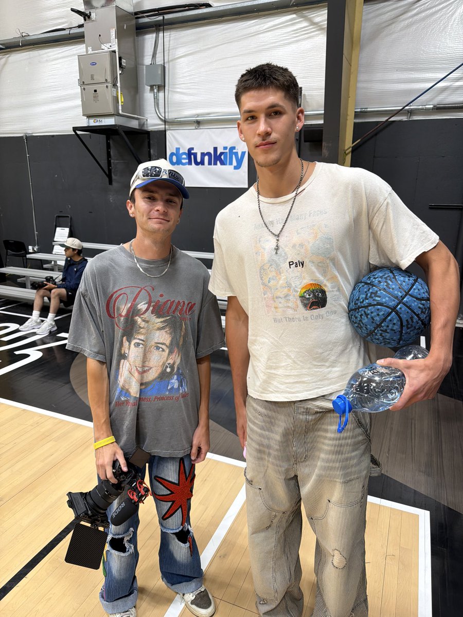 nickkeldr's tweet photo. I can say this summer was pretty good💜 ready for this season to start
#takenote #utahjazz #darrynpeterson #acebailey #egordemin #jaxsonhayes #showlove #utah #nba https://t.co/ppwBH5h3gO