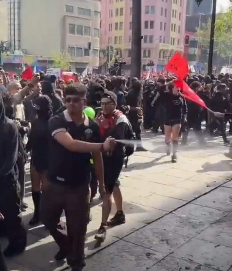 ___Pachi__'s tweet photo. Acá otro zurdo rociando gas pimienta a estudiantes de la uc , porque no se sumaron a la marcha de la confech. Asi con los democraticos zurdos. https://t.co/WZAHEcDE0Z