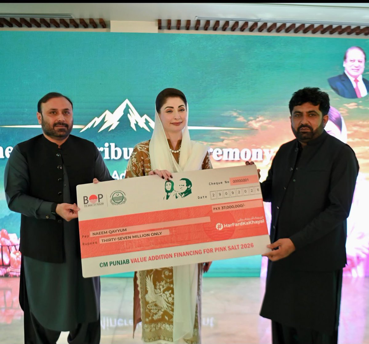 MirSaqibAshiq's tweet photo. Chief Minister Maryam Nawaz Sharif distributed cheques among 10 business owners receiving interest-free loans. CM interacted with the business owners who received interest-free loans.
#ٹی_ٹی_پی_ٹی_آئی 
#indepenceday https://t.co/JAqDbABM1B