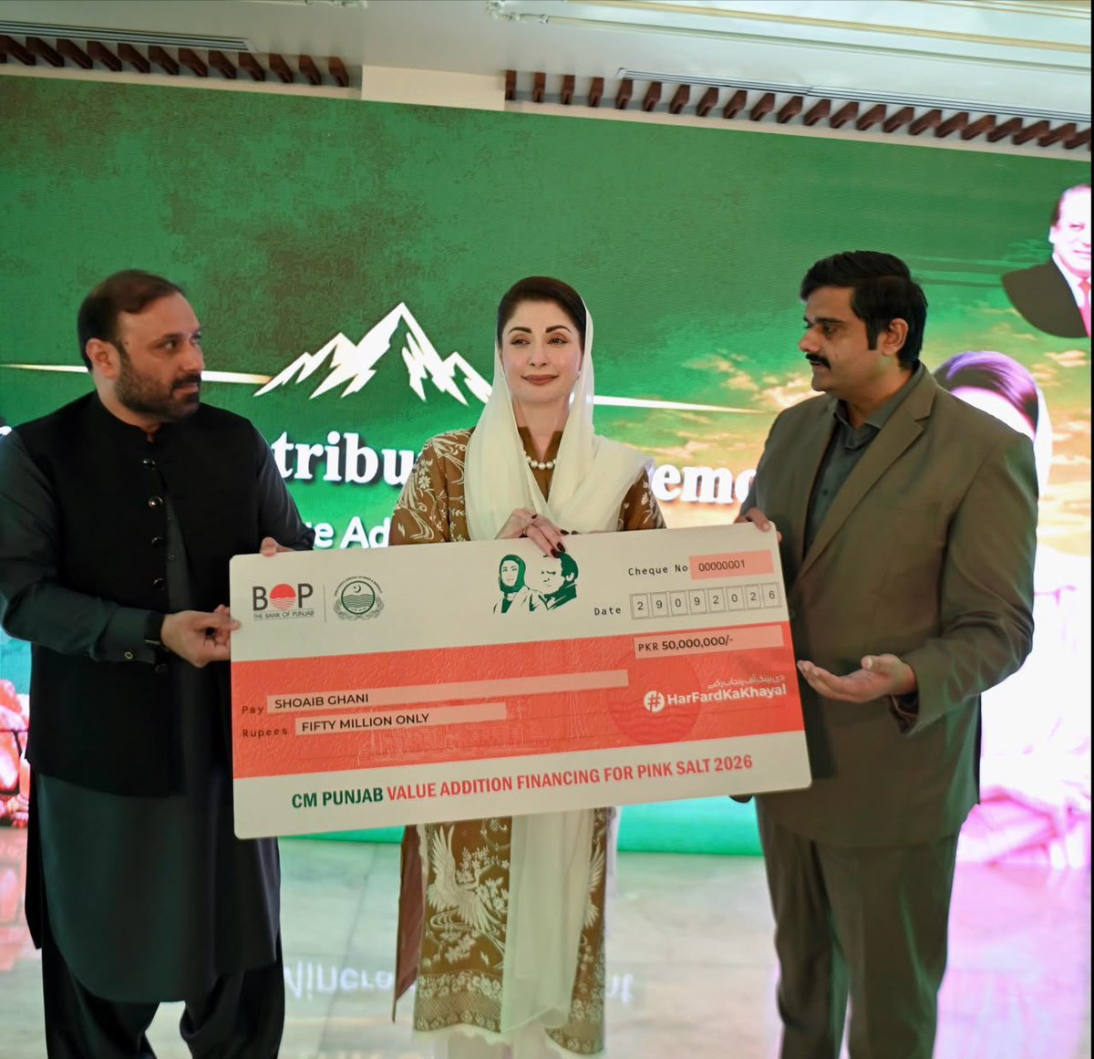 MirSaqibAshiq's tweet photo. Chief Minister Maryam Nawaz Sharif distributed cheques among 10 business owners receiving interest-free loans. CM interacted with the business owners who received interest-free loans.
#ٹی_ٹی_پی_ٹی_آئی 
#indepenceday https://t.co/JAqDbABM1B