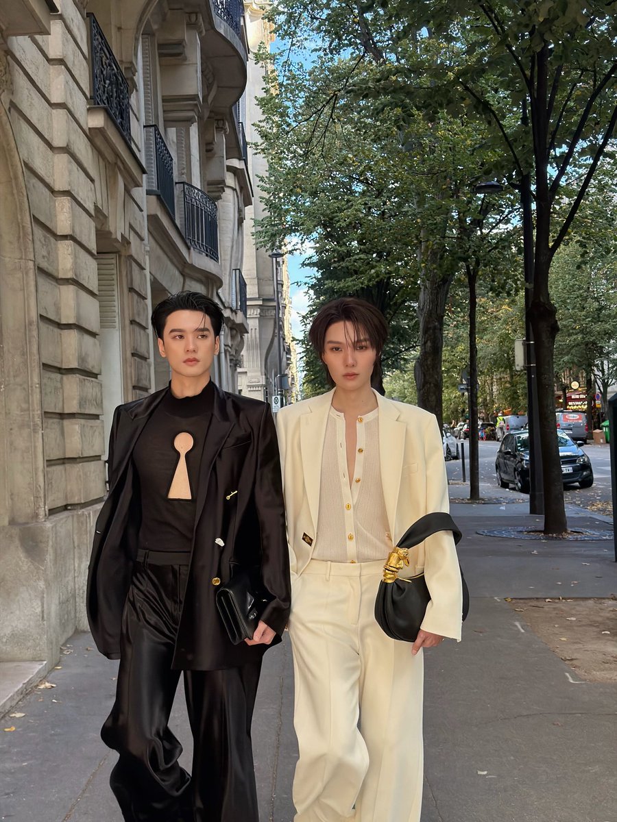 Chamook1919's tweet photo. 🔥🖤

#KengNamping #KengHarit #nampingster @Schiaparelli #Schiaparelli #PFW https://t.co/6Yh1o8ZQyD