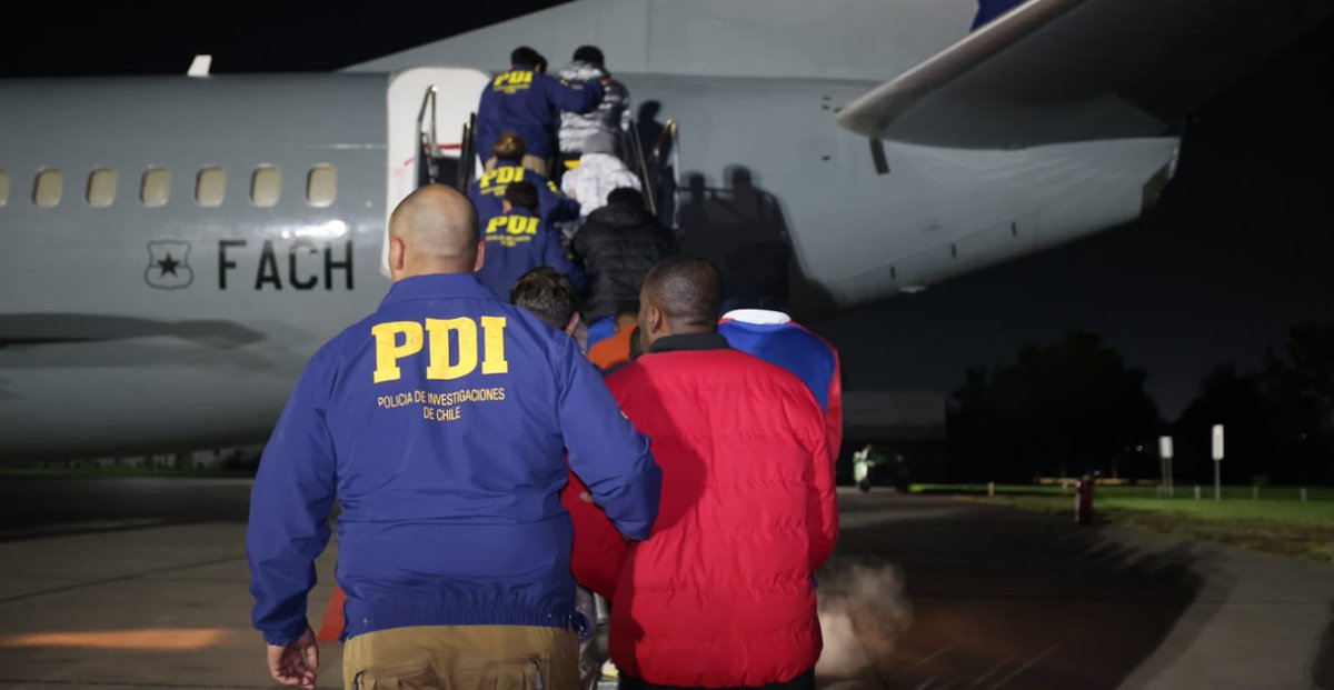 DiarioNoti27564's tweet photo. #Gobierno #alcanza #1.764 #expulsiones #durante #2026 #tras #nuevo #vuelo #con #destino a #Perú y #Colombia. https://t.co/CBvq2gClTv