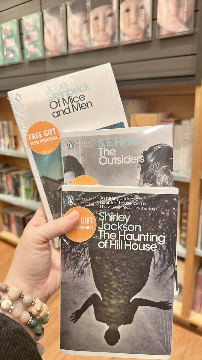 queencastles777's tweet photo. A little detour from the F1 weekend..got lost in Kinokuniya instead. This bookstore is a haven! 🫶🏻

"Just browsing" is a beautiful concept, until you meet the Penguin classics section. Treated myself to a little souvenir.. calling it a very early birthday haul.. ^teehee 😆🥰 https://t.co/UCObuWEL7O